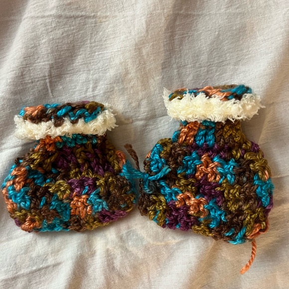 Handmade infant hat, booties, mitts - Picture 6 of 8